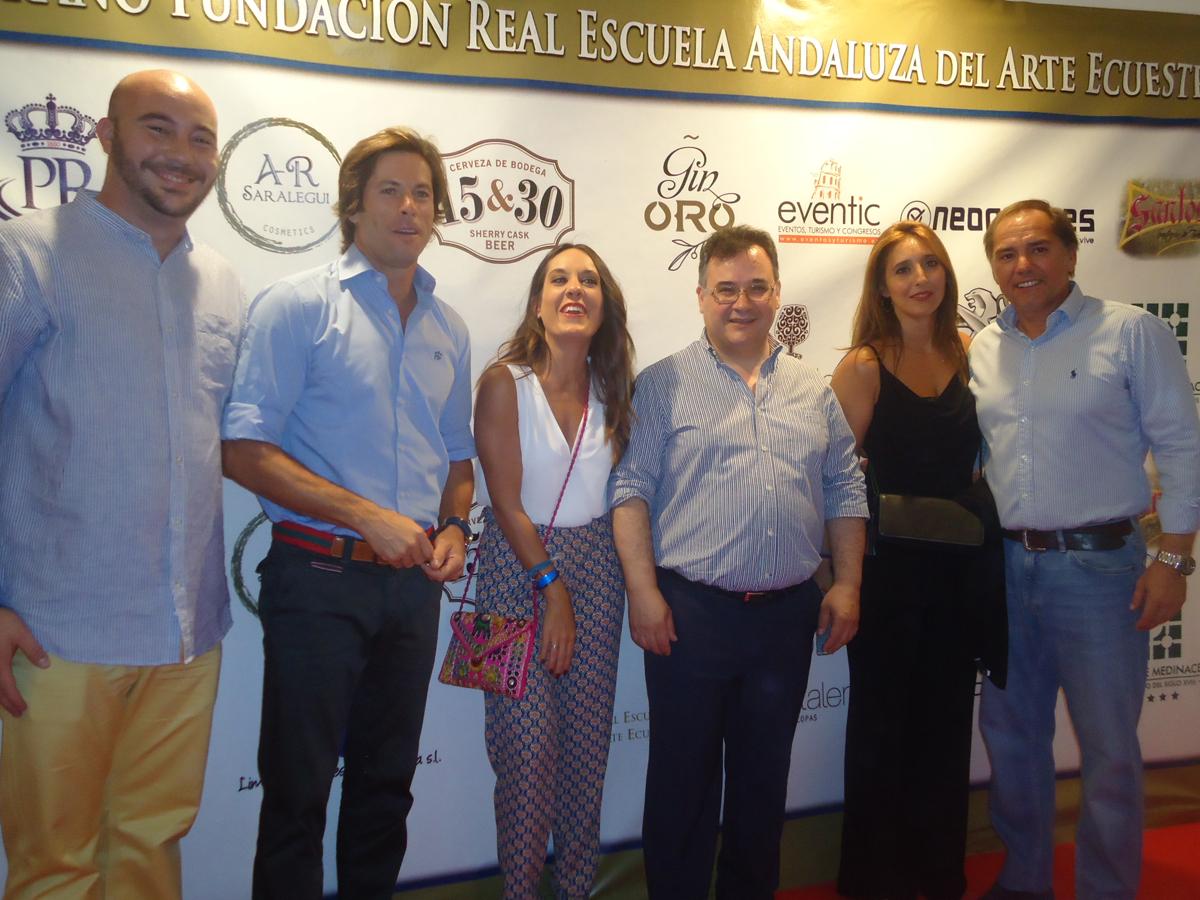 José Antonio Canales Rivera junto al sastre taurino Santos García, el empresario Raúl Capdevila y amigos