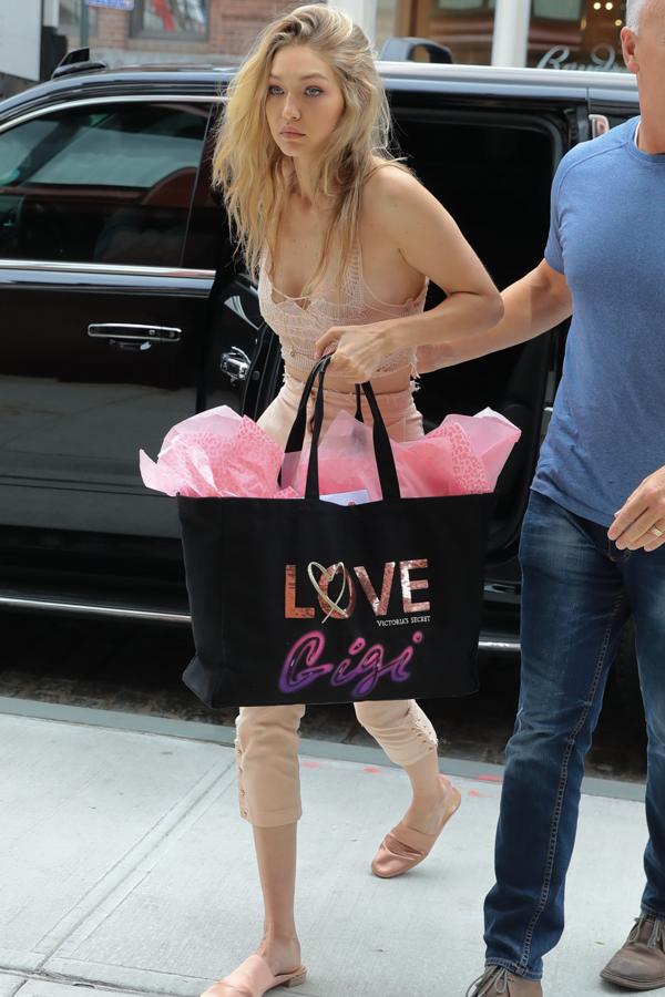 Con un oufit casual en color crudo, una deslumbrante Gigi Hadid llegaba a las pruebas. 