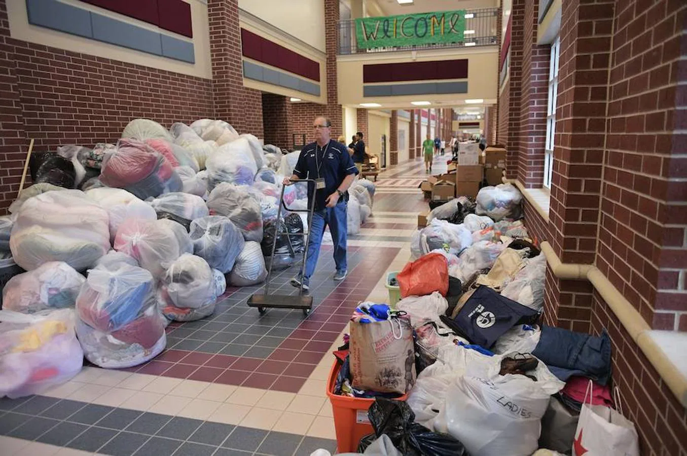 Ropa donada para los damnificados por el huracán, en un colegio de Texas. 