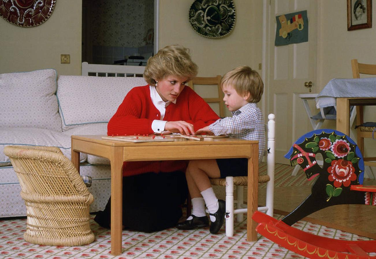 Lady Di enseñando a su hijo William. 