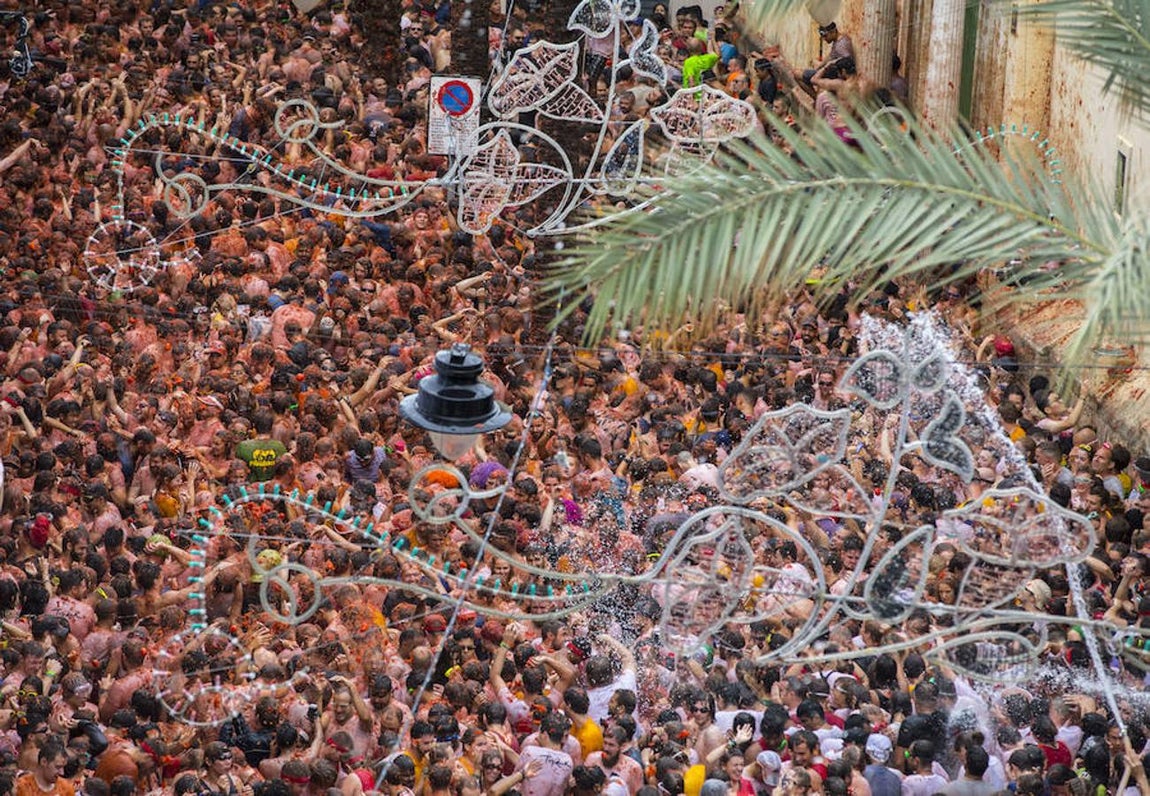 Un año más la Tomatina reúne a miles de personas para lanzar tomates maduros