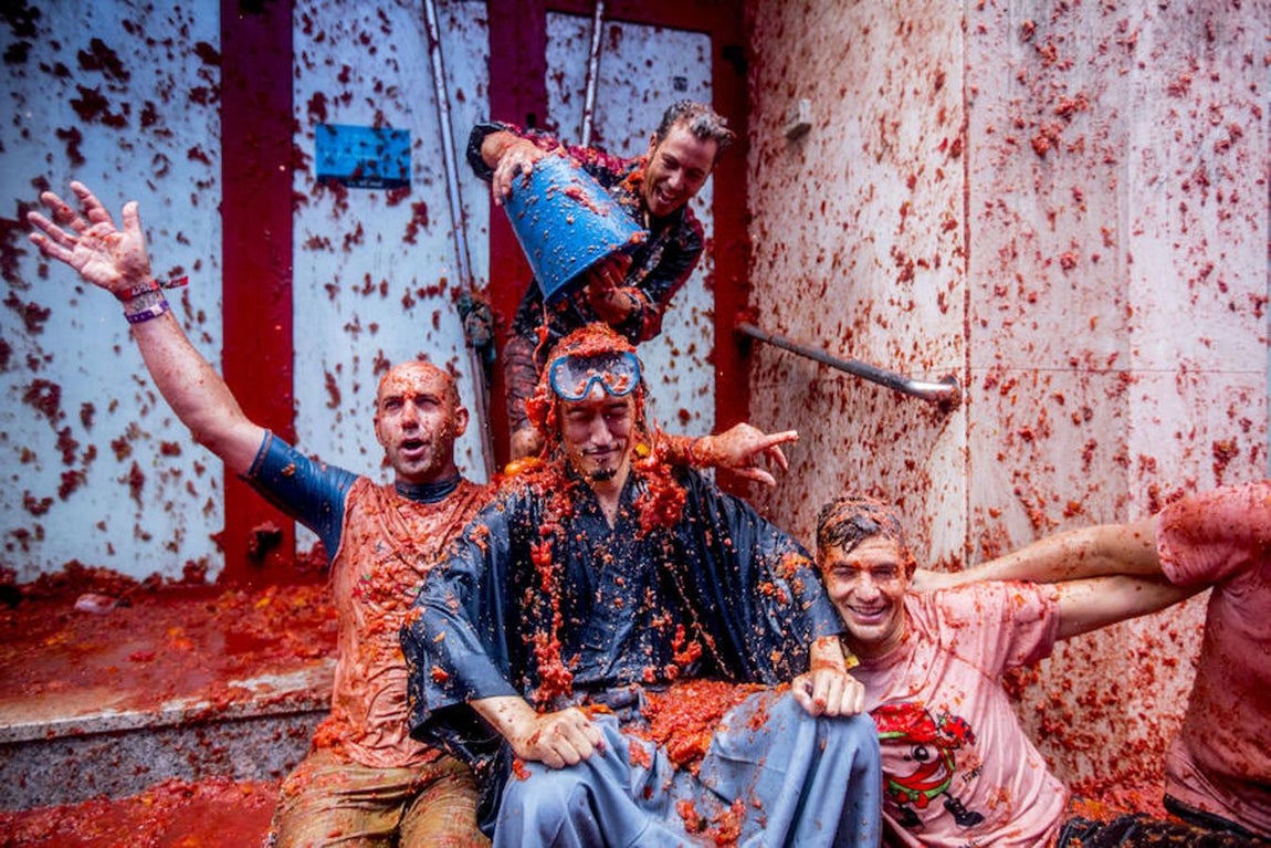 Un año más la Tomatina reúne a miles de personas para lanzar tomates maduros