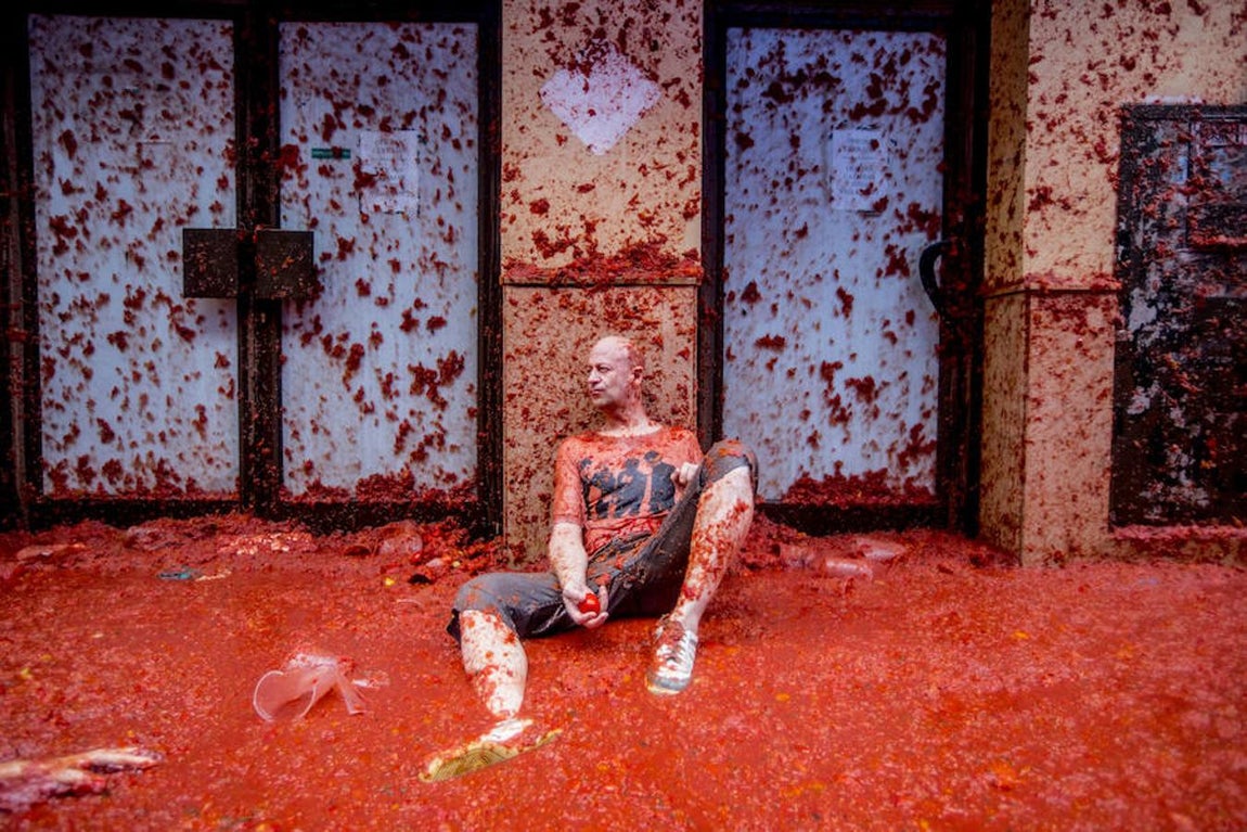 Un año más la Tomatina reúne a miles de personas para lanzar tomates maduros