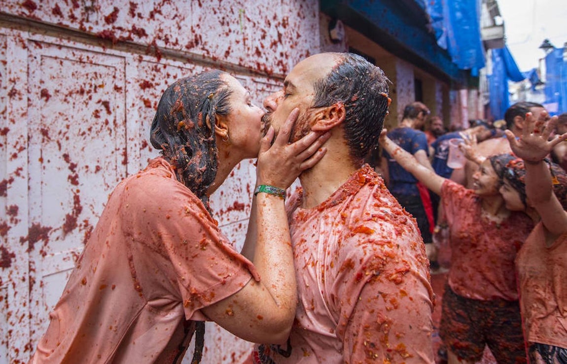 Un año más la Tomatina reúne a miles de personas para lanzar tomates maduros