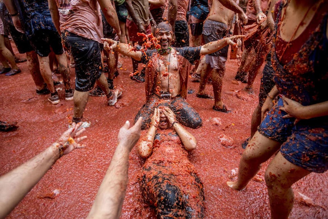 Un año más la Tomatina reúne a miles de personas para lanzar tomates maduros