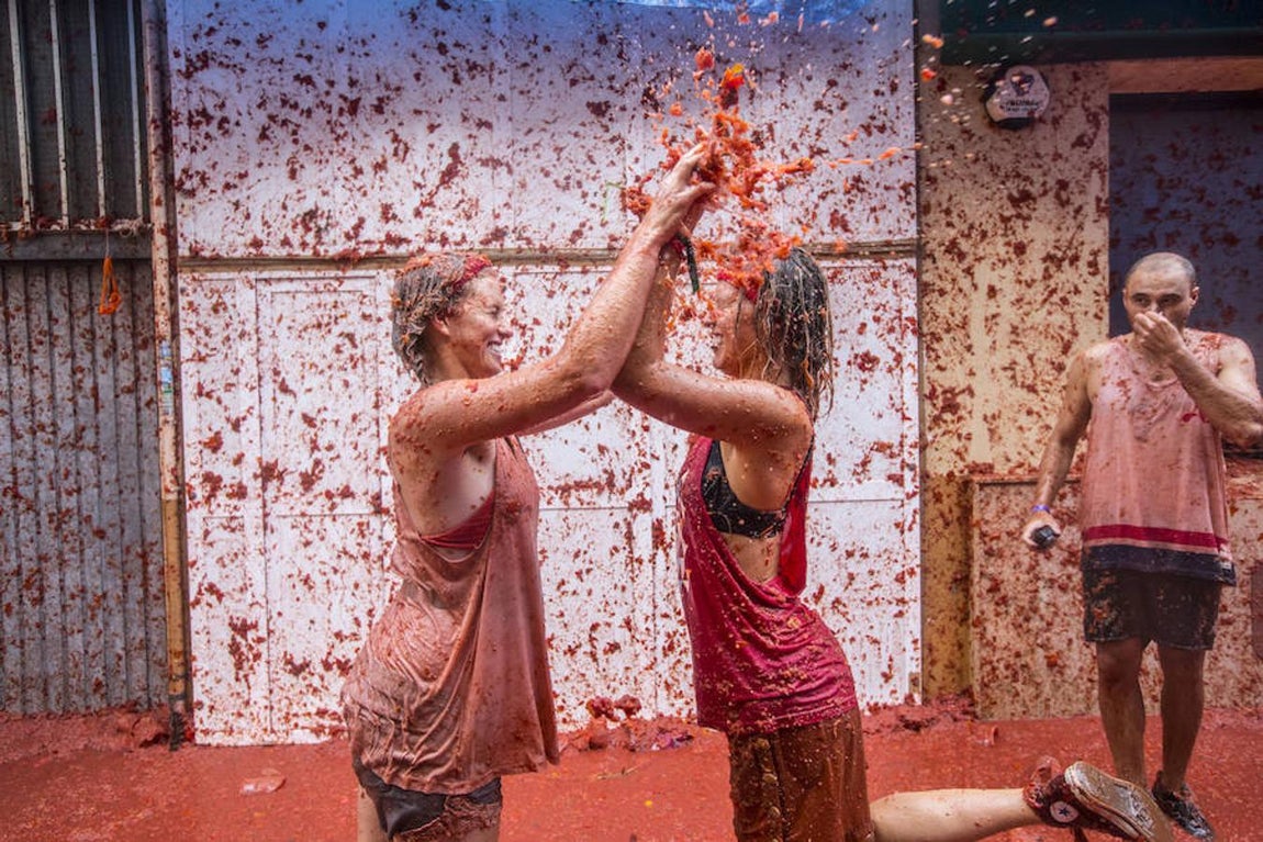 Un año más la Tomatina reúne a miles de personas para lanzar tomates maduros