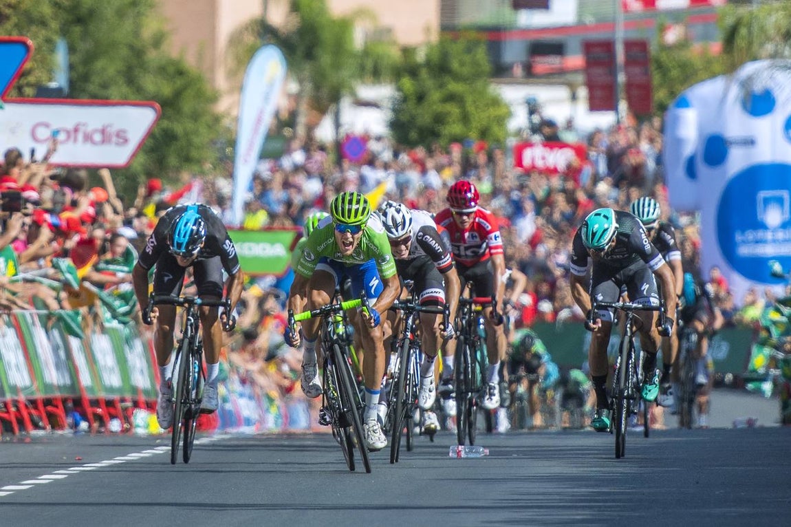 La llegada de la Vuelta Ciclista a España a Tomares, en imágenes