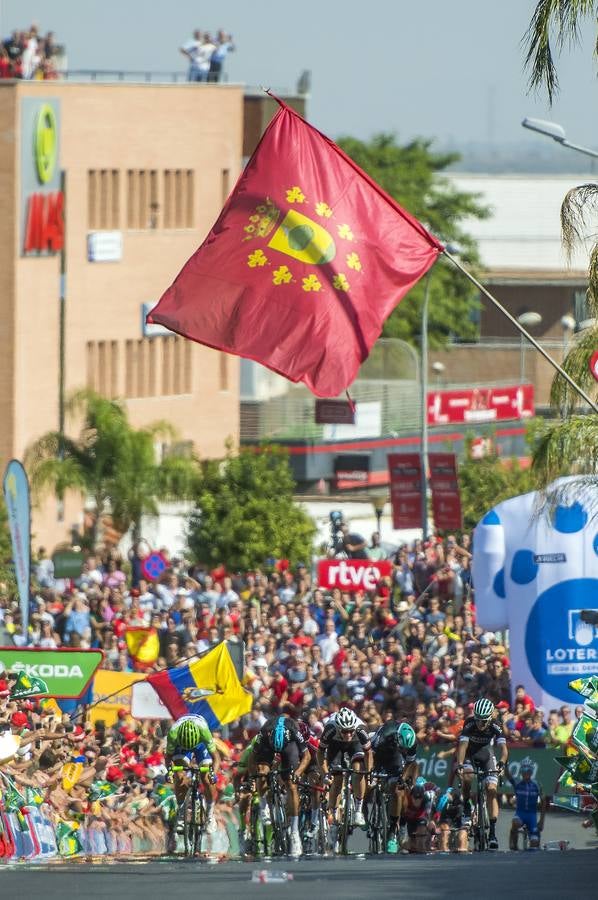 La llegada de la Vuelta Ciclista a España a Tomares, en imágenes