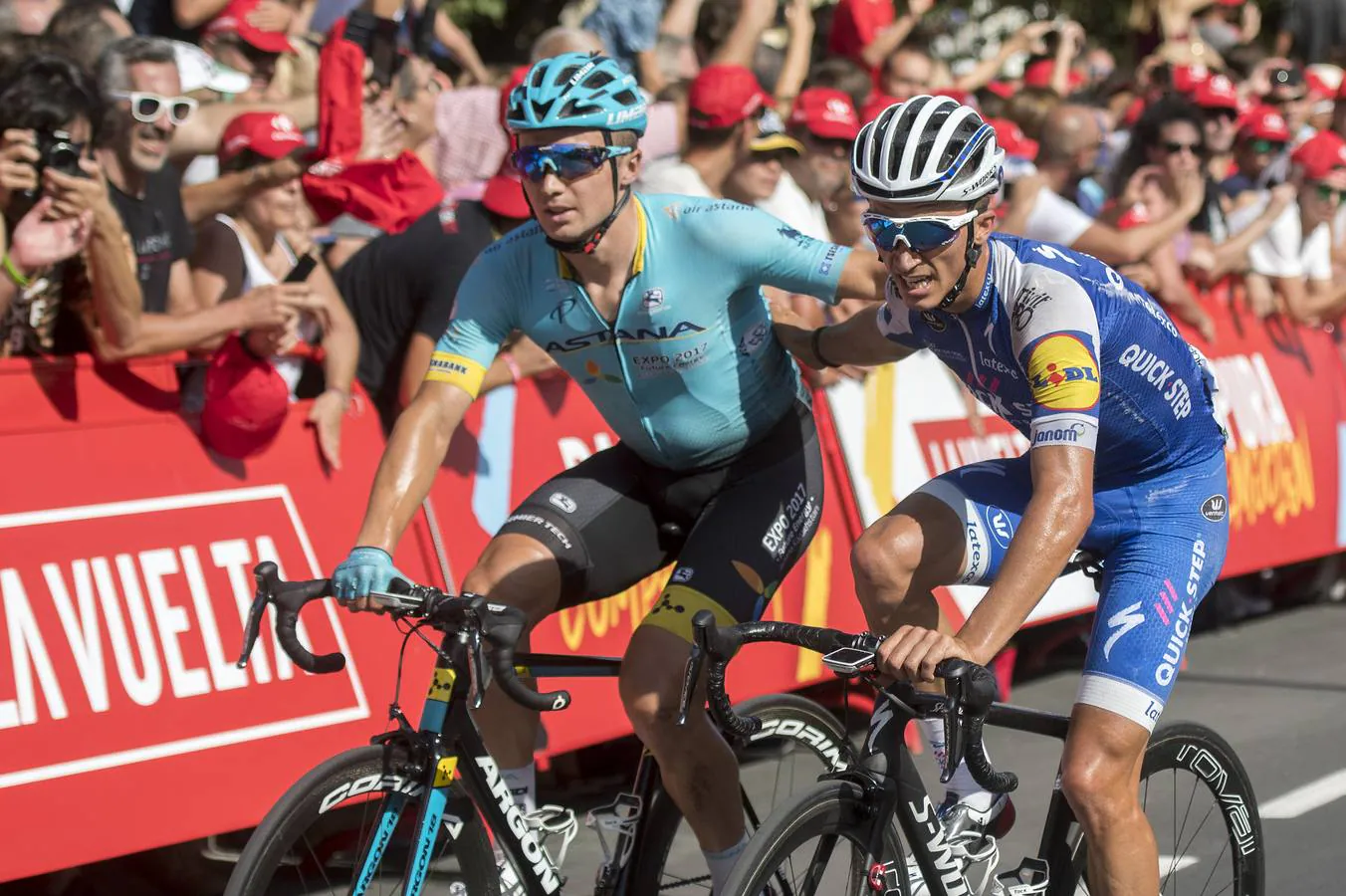 La llegada de la Vuelta Ciclista a España a Tomares, en imágenes