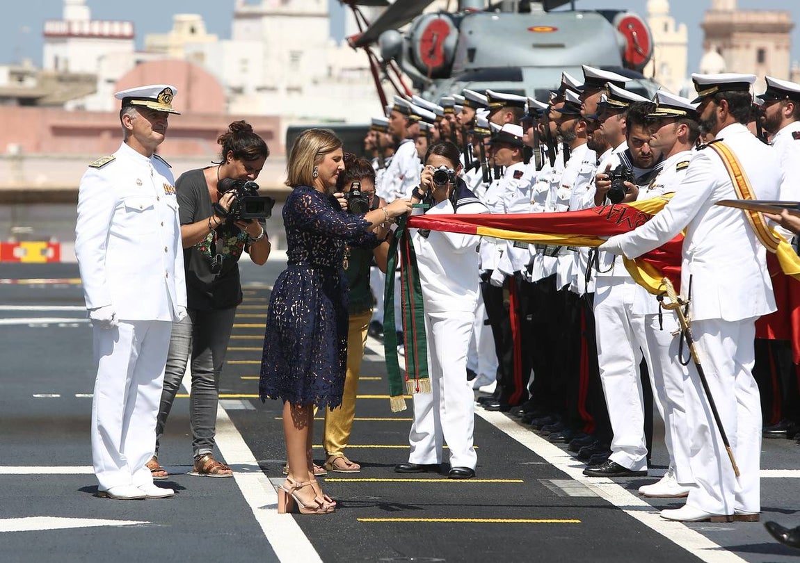 Imposición de la corbata de Cádiz al buque Juan Carlos I