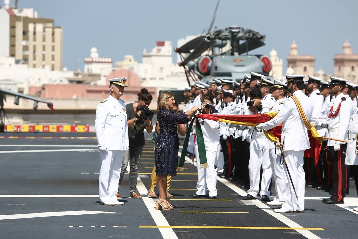 Imposición de la corbata de Cádiz al buque Juan Carlos I