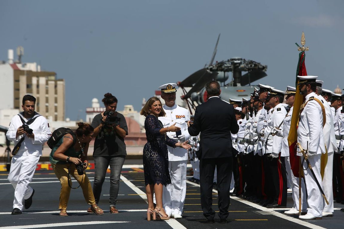 Imposición de la corbata de Cádiz al buque Juan Carlos I