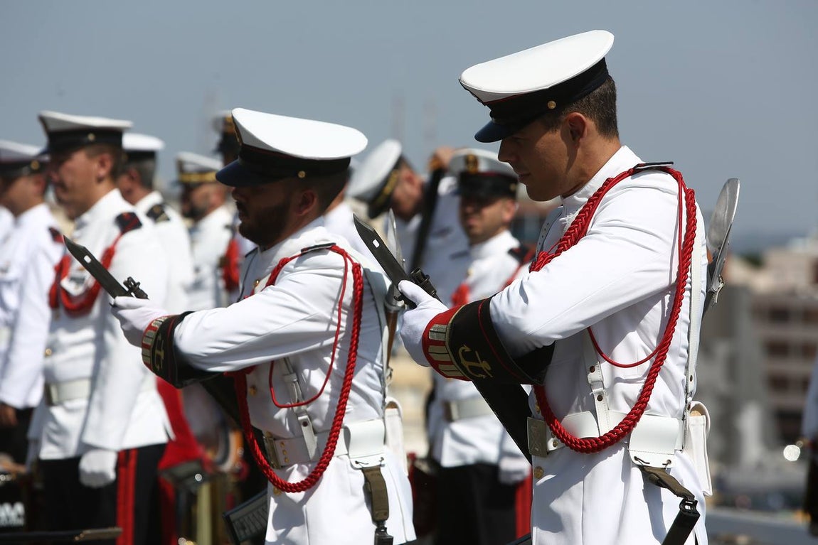 Imposición de la corbata de Cádiz al buque Juan Carlos I
