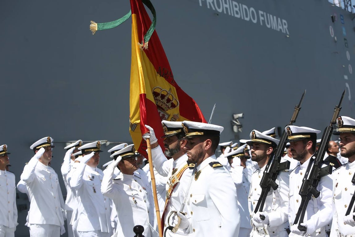 Imposición de la corbata de Cádiz al buque Juan Carlos I