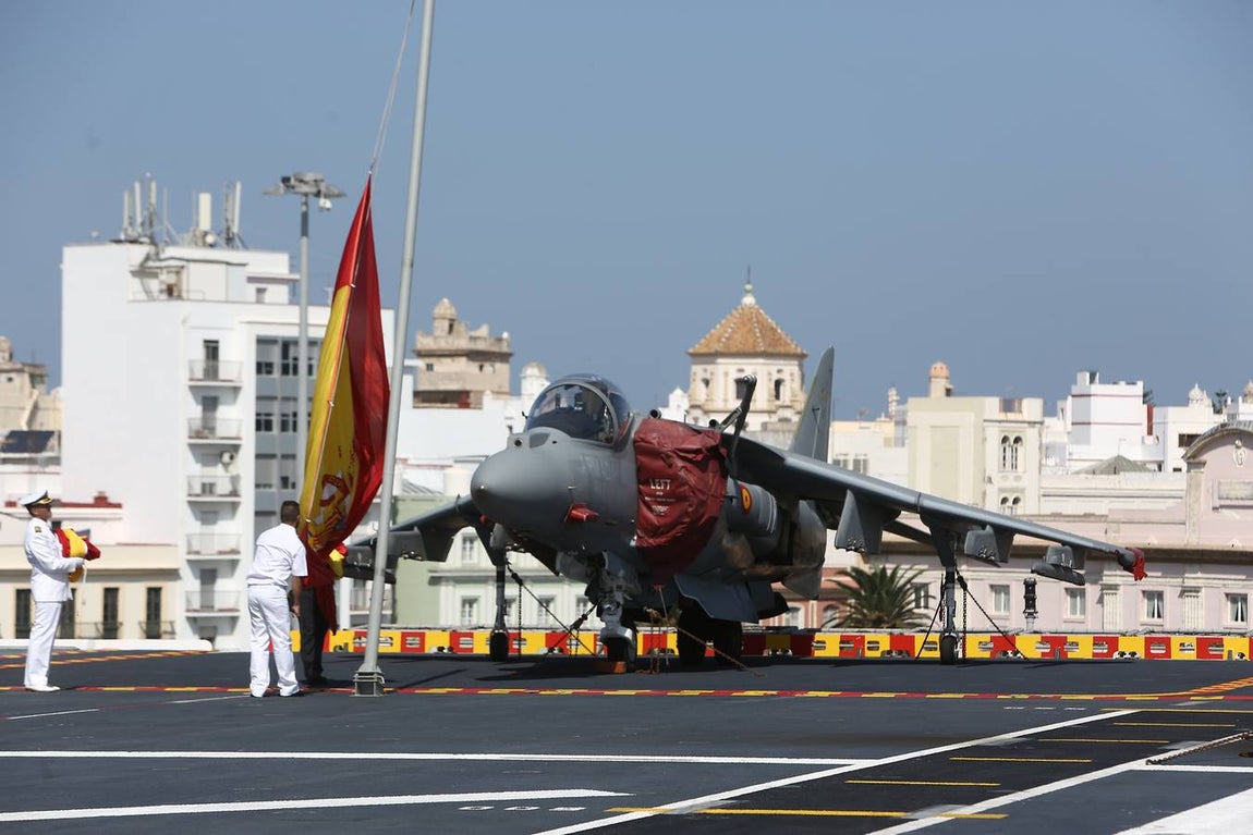 Imposición de la corbata de Cádiz al buque Juan Carlos I