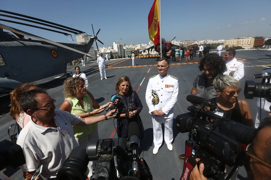 Imposición de la corbata de Cádiz al buque Juan Carlos I