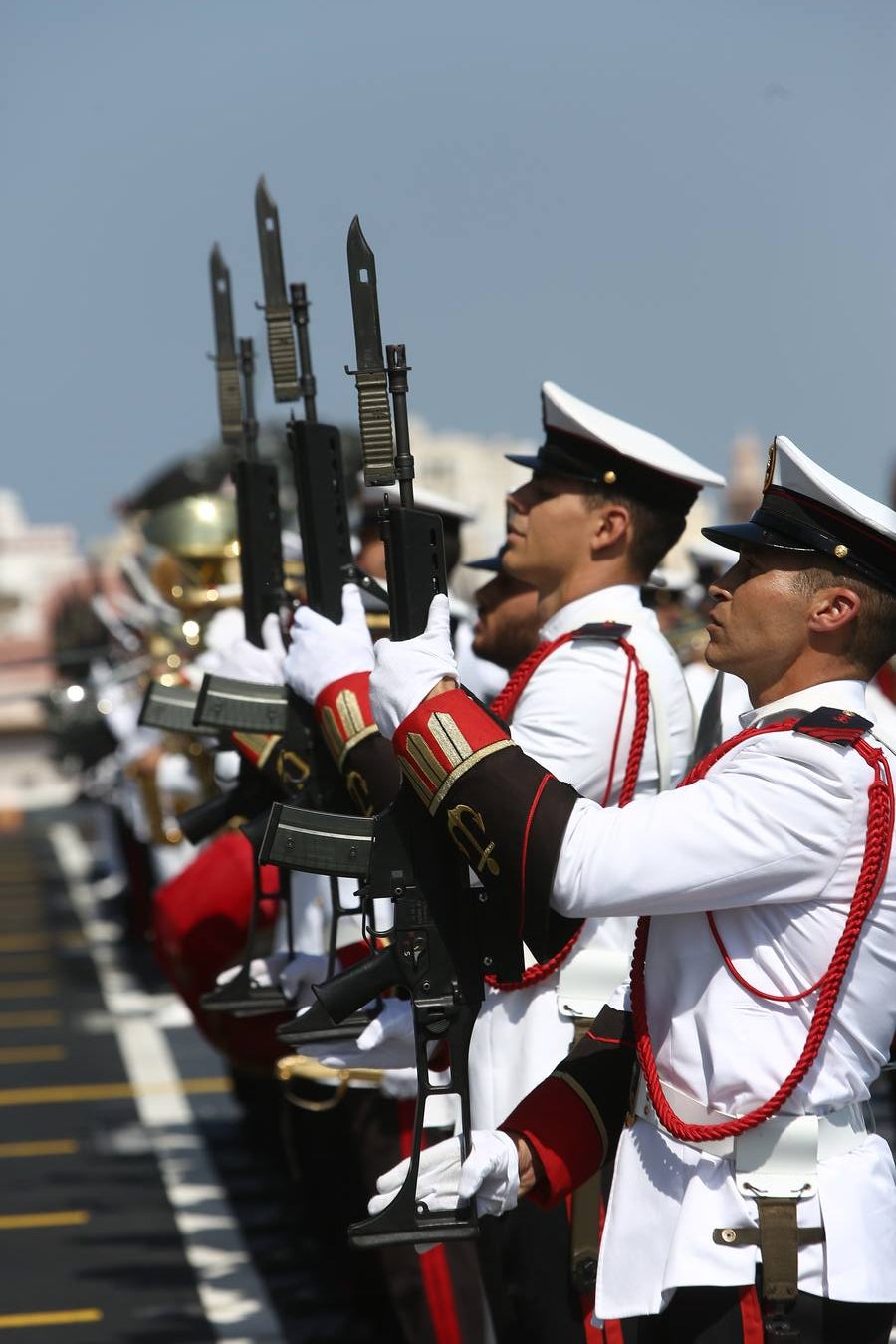 Imposición de la corbata de Cádiz al buque Juan Carlos I