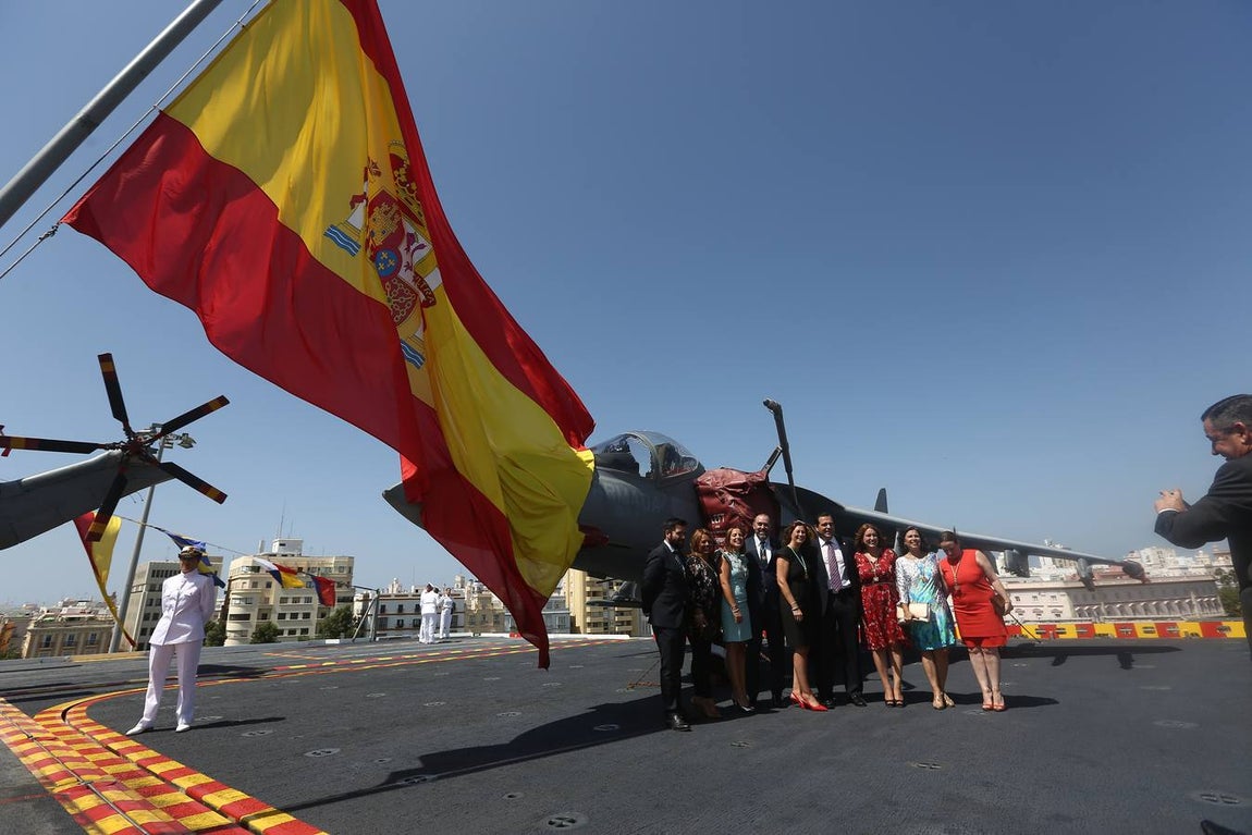 Imposición de la corbata de Cádiz al buque Juan Carlos I