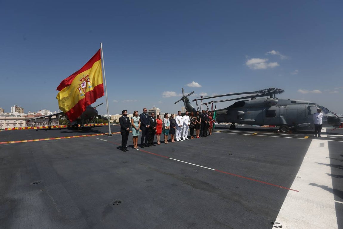 Imposición de la corbata de Cádiz al buque Juan Carlos I