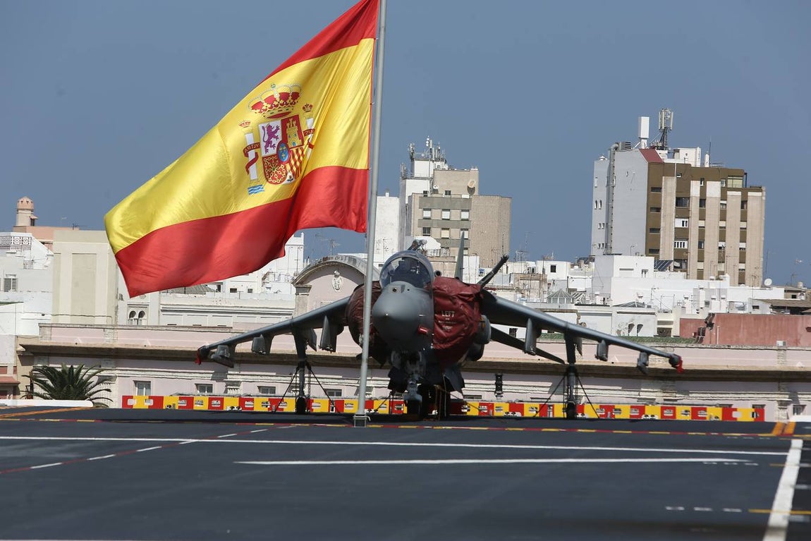 Imposición de la corbata de Cádiz al buque Juan Carlos I