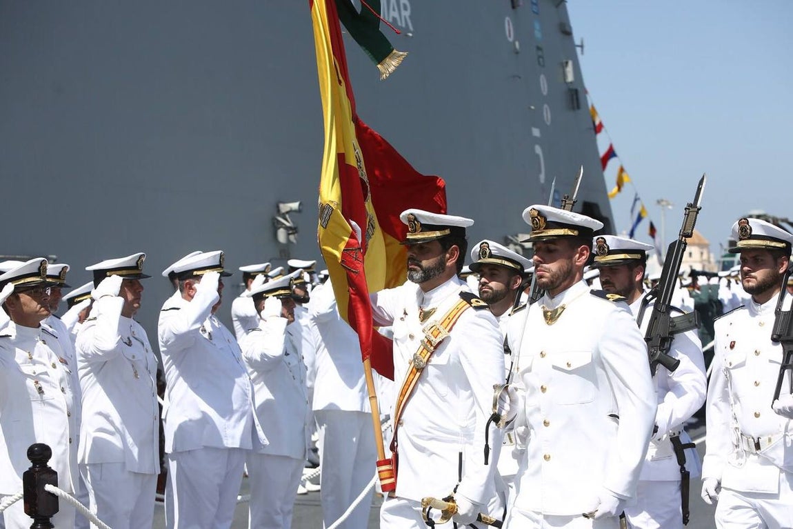 Imposición de la corbata de Cádiz al buque Juan Carlos I
