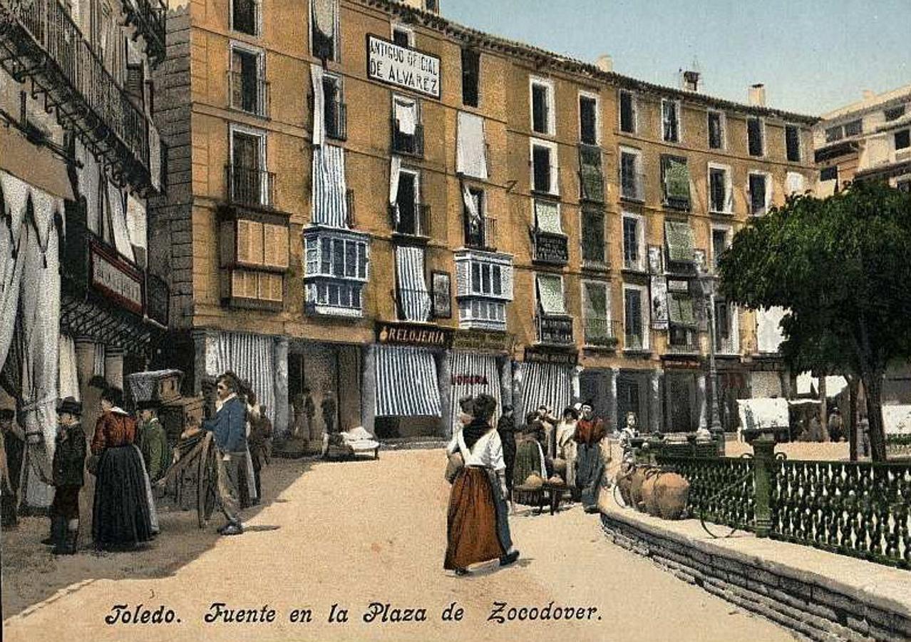 Zocodover en una postal de Purger &amp; Co, editada hacia 1903. Al fondo los antiguos soportales de la Vidriería. Colección Archivo Municipal de Toledo. 