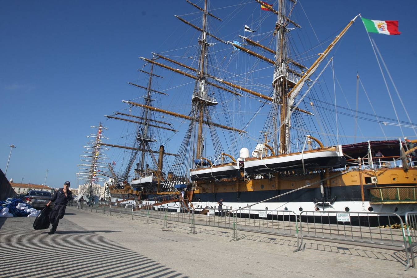 Los buques&#039;Amerigo Vespucci&#039; y &#039;Unión&#039; en Cádiz