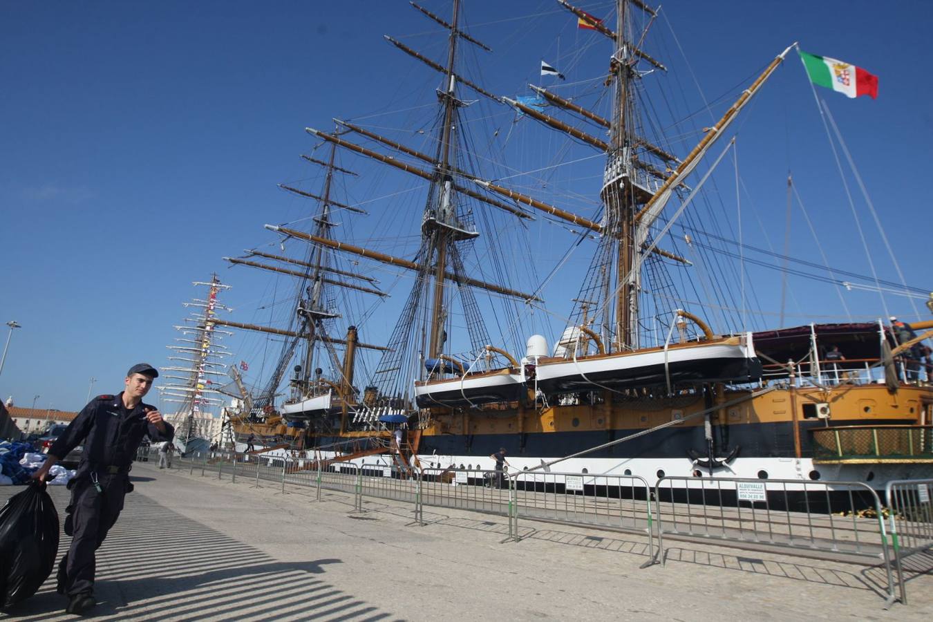 Los buques&#039;Amerigo Vespucci&#039; y &#039;Unión&#039; en Cádiz