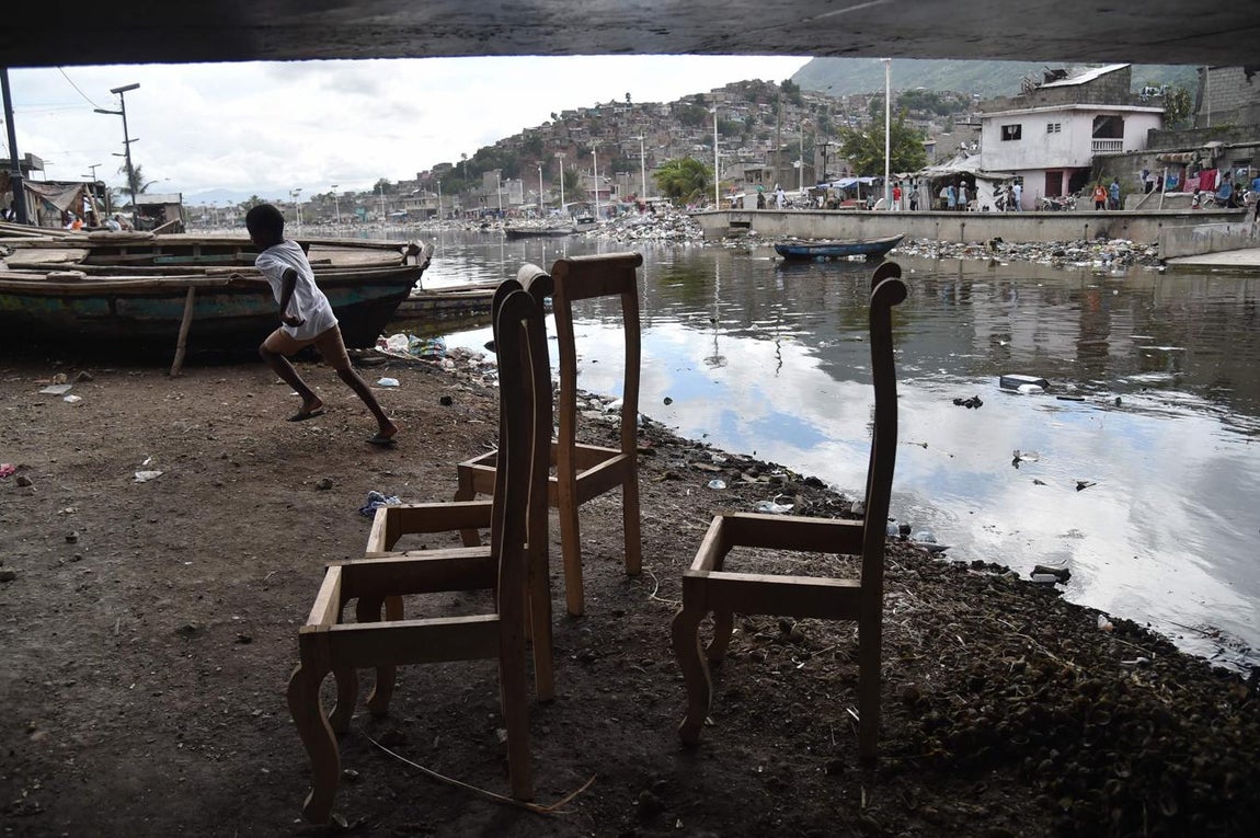 Un niño juega en Cabo Haitiano, Haití, antes de la llegada del huracán Irma. 