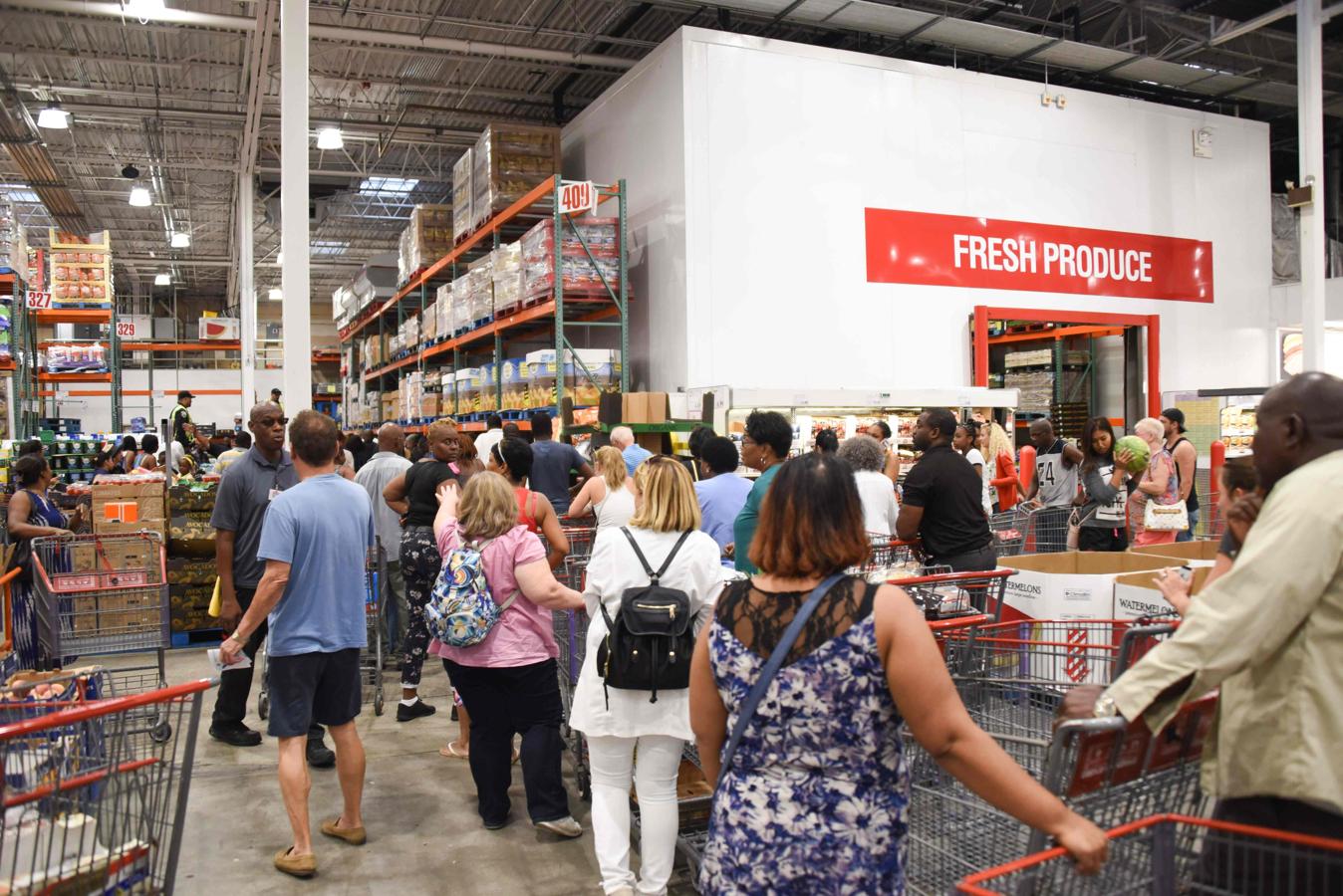 Un grupo de personas compra provisiones en un supermercado de North Miami ante la llegada del huracán Irma. 