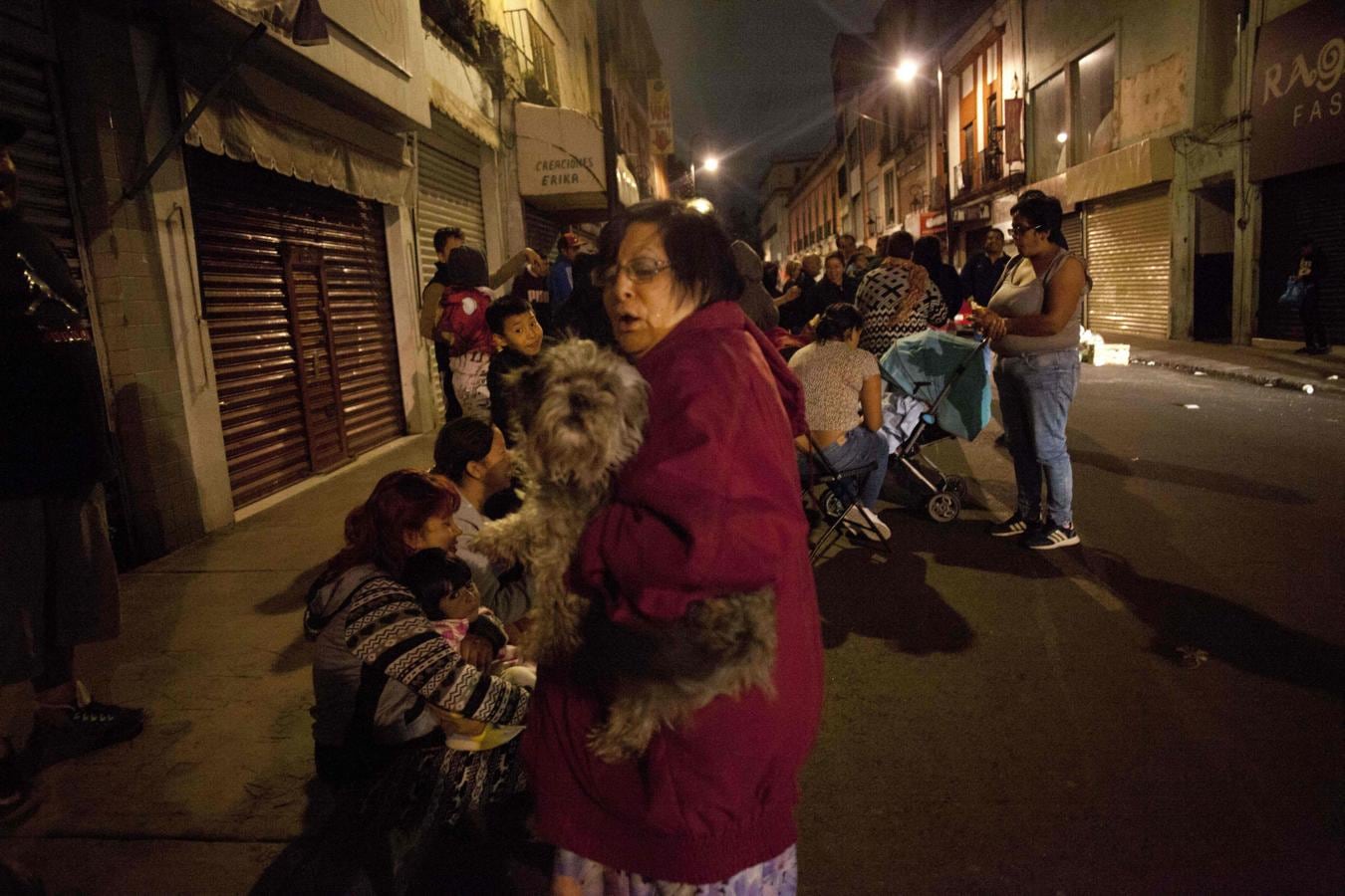 Un grupo de personas se refugia en una calle de Ciudad de México después del terremoto. 
