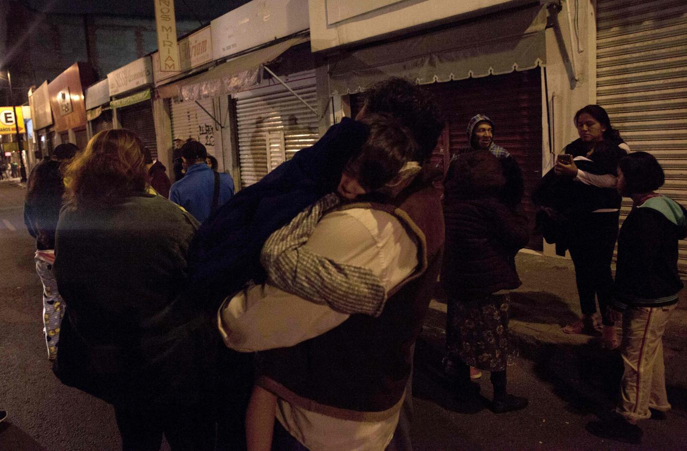 Un grupo de personas se refugia en una calle de Ciudad de México después del terremoto. 