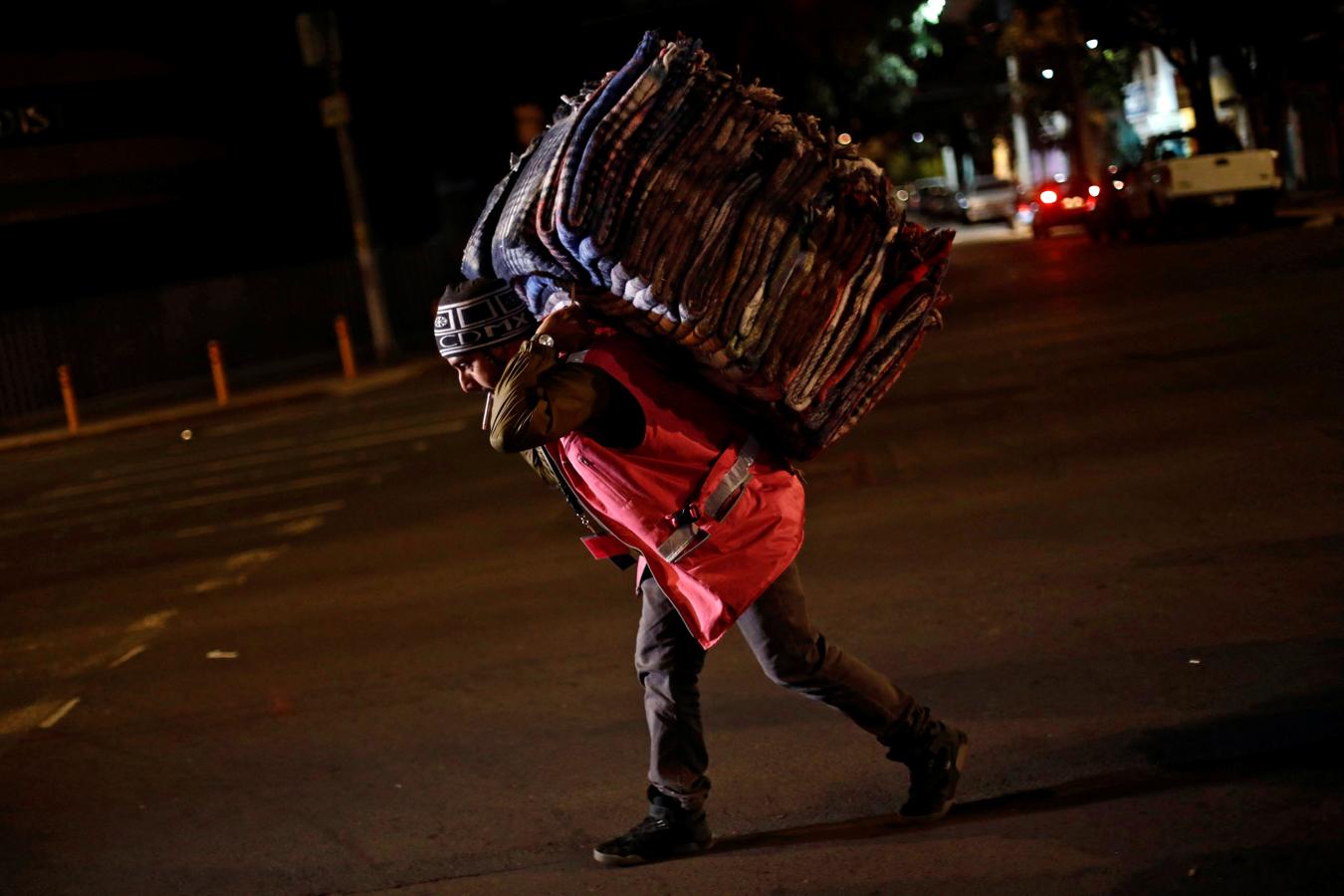 Un voluntario lleva mantas  para las personas afectadas en Ciudad de México por el terremoto. 