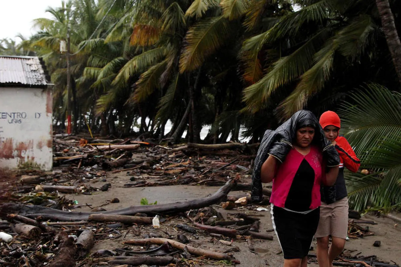 Personas andando durante el paso del huracán. 