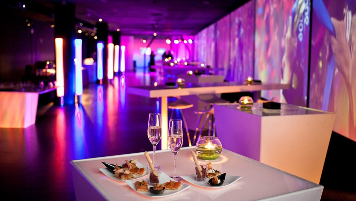 Camp Nou. Cuenta con zonas de descanso en la que el partido podrá seguirse por televisión, ofrece invitaciones al museo para completar la experiencia, descuento en el merchandising y los diferentes productos creados por la institución y, para las empresas, ofrece la posibilidad de plasmar el logotipo de la compañía