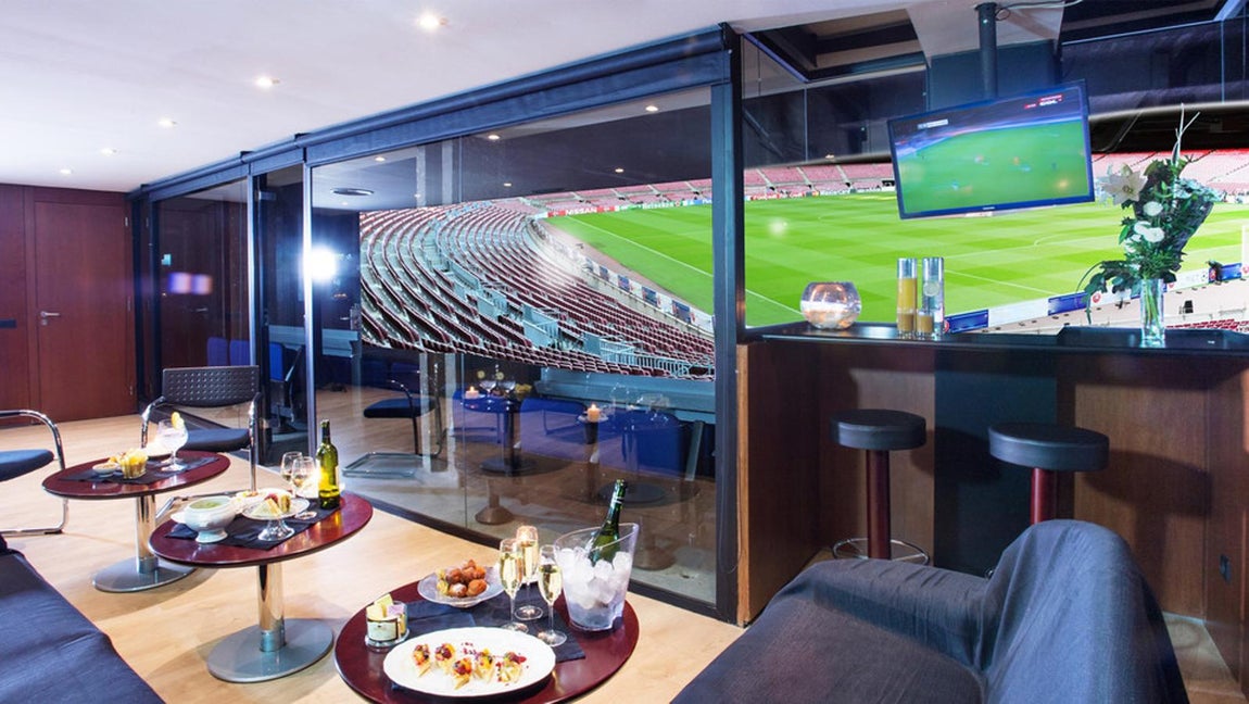 Camp Nou. Sus «Business Box» ofrecen una experiencia muy personalizada, el recibimiento viene en forma de copa de cava y sus azafatas permanecerán alerta durante todo el encuentro para que a los aficionados no les falte de nada durante todo el encuentro.