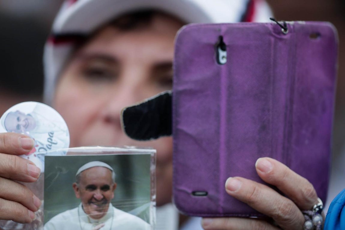 Una mujer le pide al Papa Francisco. 