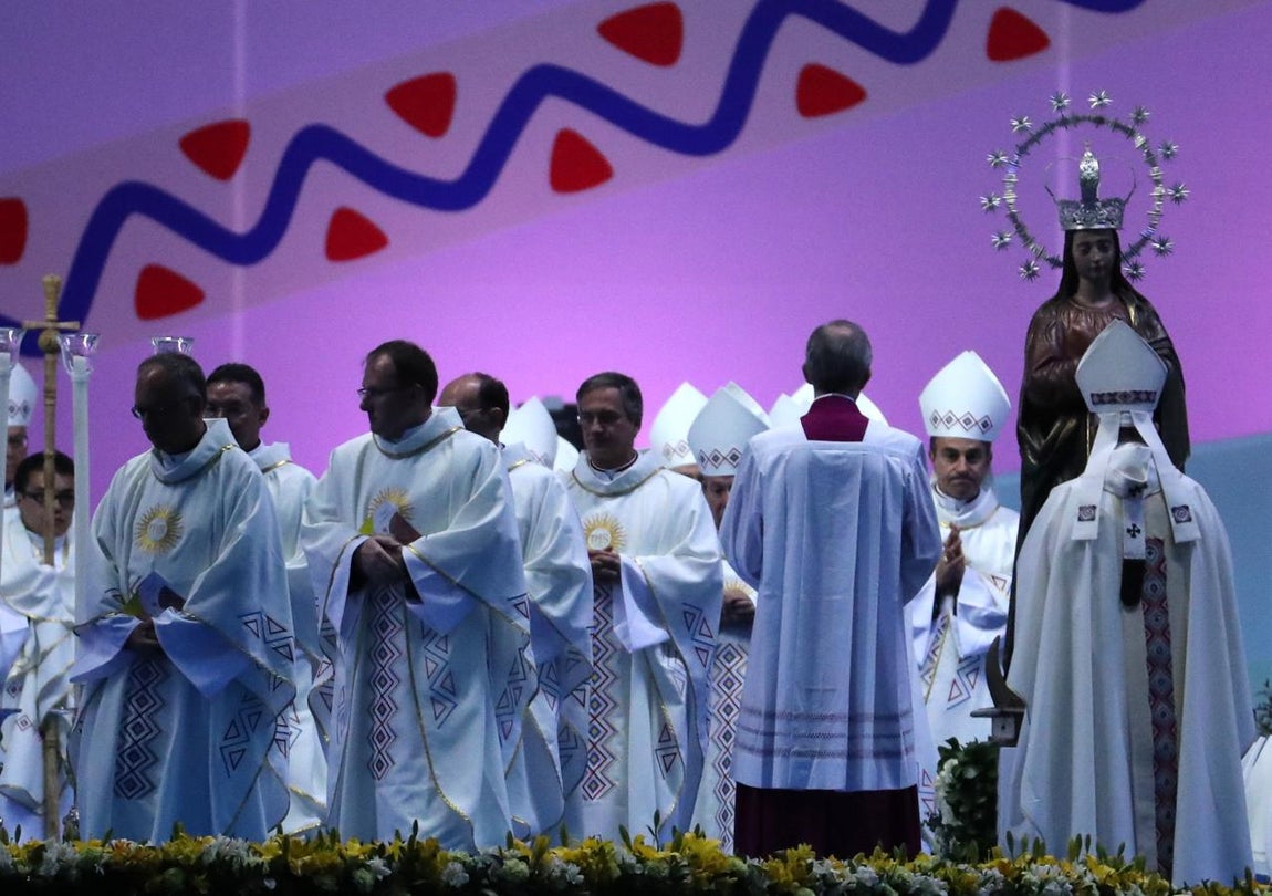 Francisco imparte una misa al aire libre. 