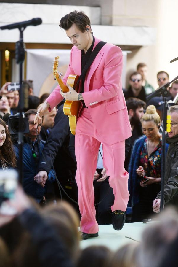 Harry Styles en un concierto. Los trajes de colores vivos o estampados son sus favoritos dentro y fuera de los escenarios
