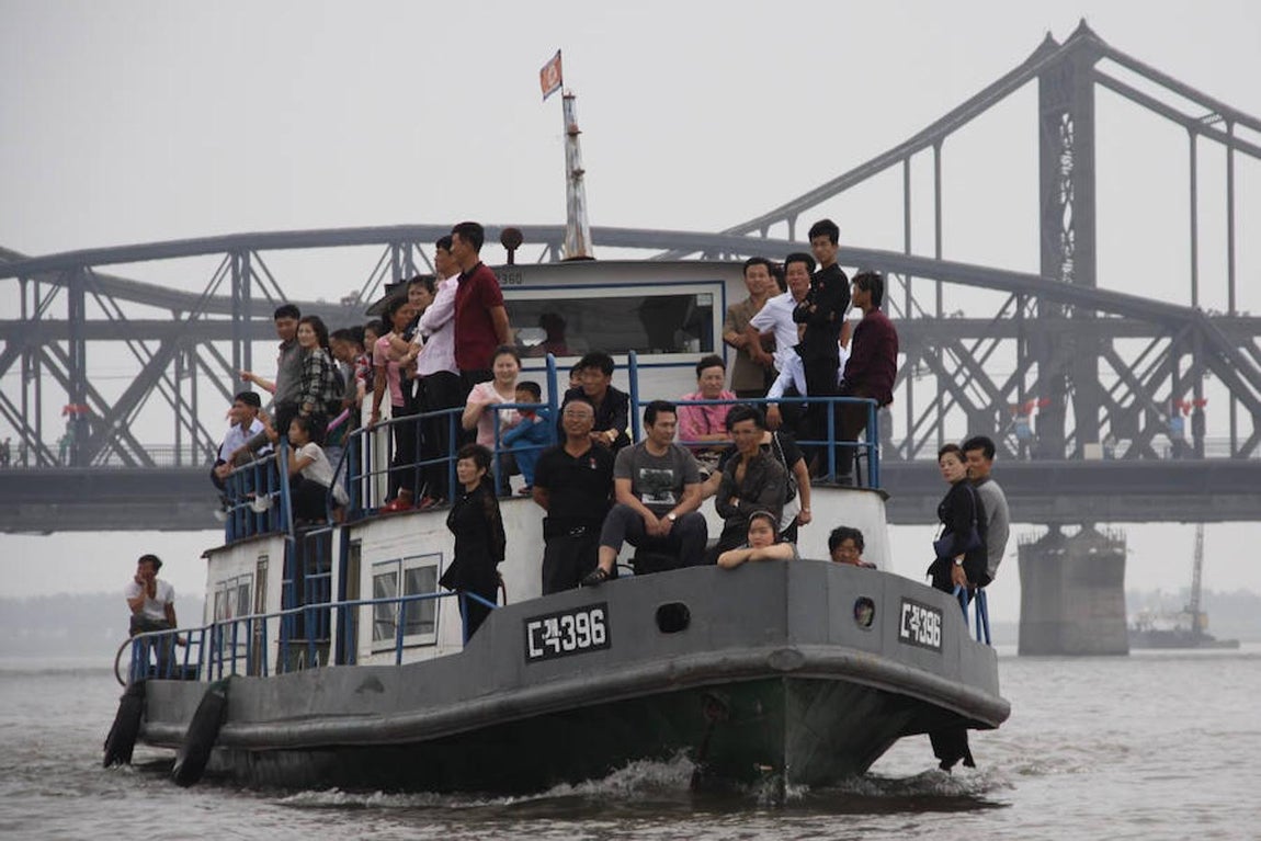 Los norcoreanos de la frontera celebran el 69 aniversario de la fundación de su país con travesías por el río Yalu hasta la orilla china. 