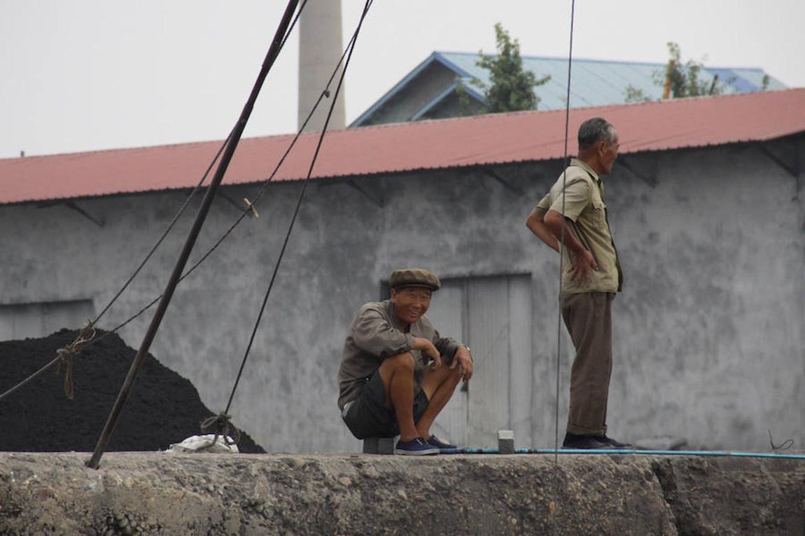 Los norcoreanos también sonríen, como este pescador en el muelle del río Yalu. 