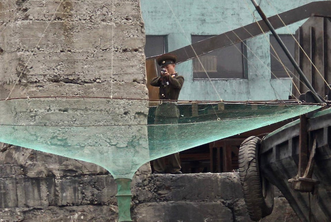 ¡Bienvenidos a Corea del Norte! Los soldados norcoreanos apuntan a quien se acerca demasiado a la orilla de Sinuiju desde China. 