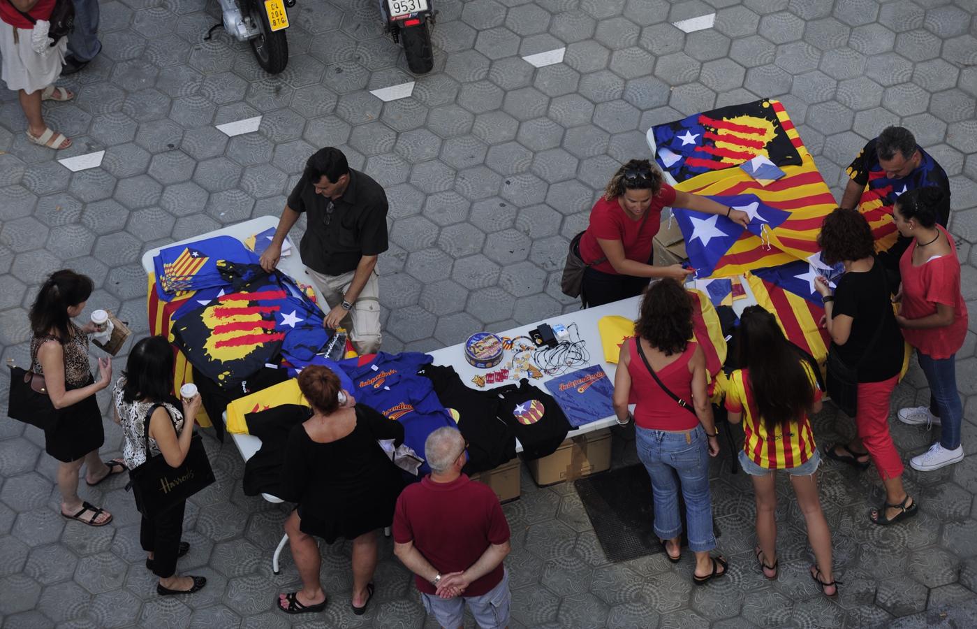 Un puesto de venta de esteladas y de camisetas con la estelada en una calle de Barcelona durante la Diada de 2014. 
