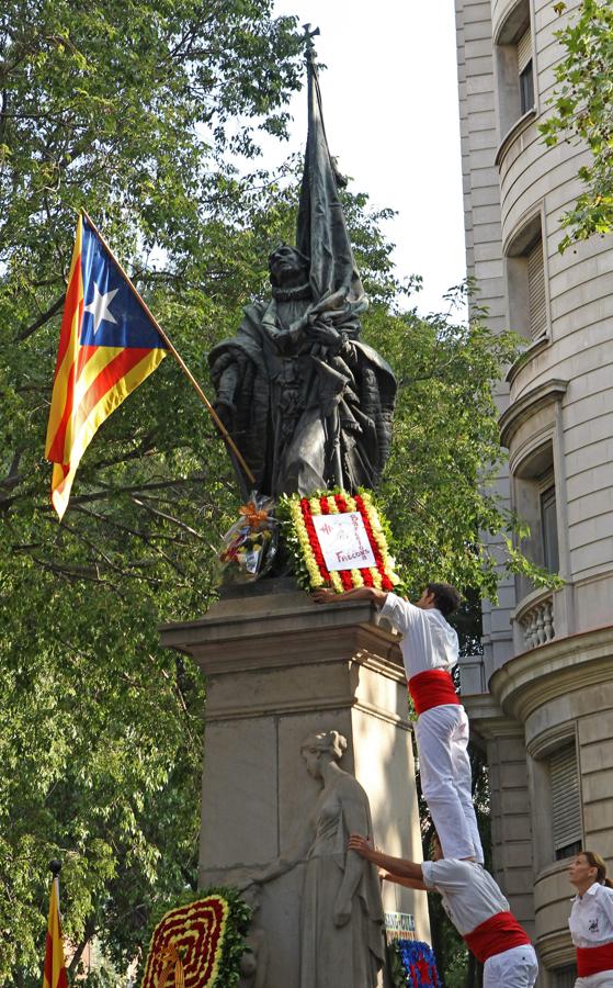 Los castellers «Falcons de Barcelona» depositan flores en el monumento a Rafael de Casanova en la Diada 2012. 