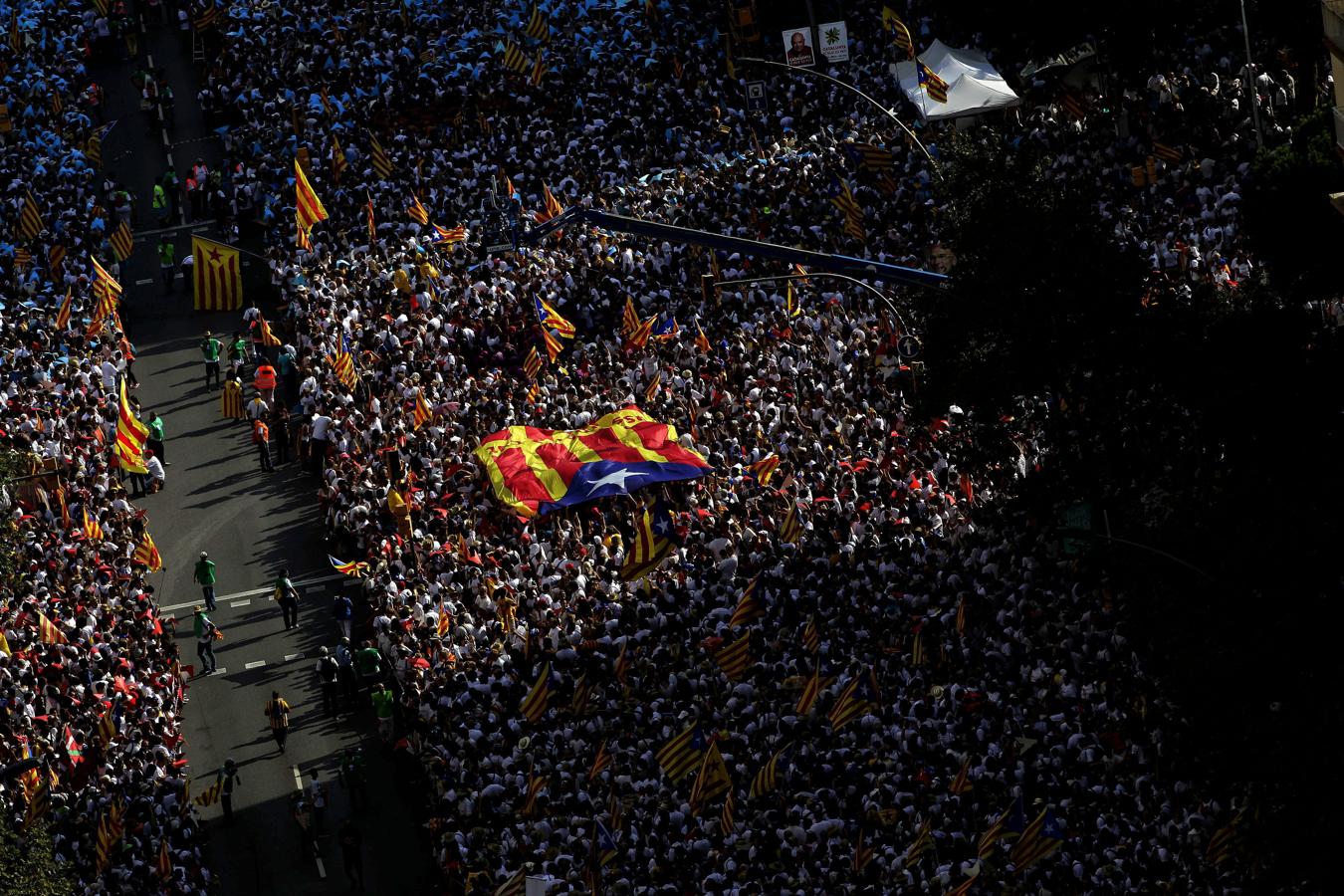 Una multitud sostiene una estelada gigante durante la Diada de 2015 en Barcelona. 