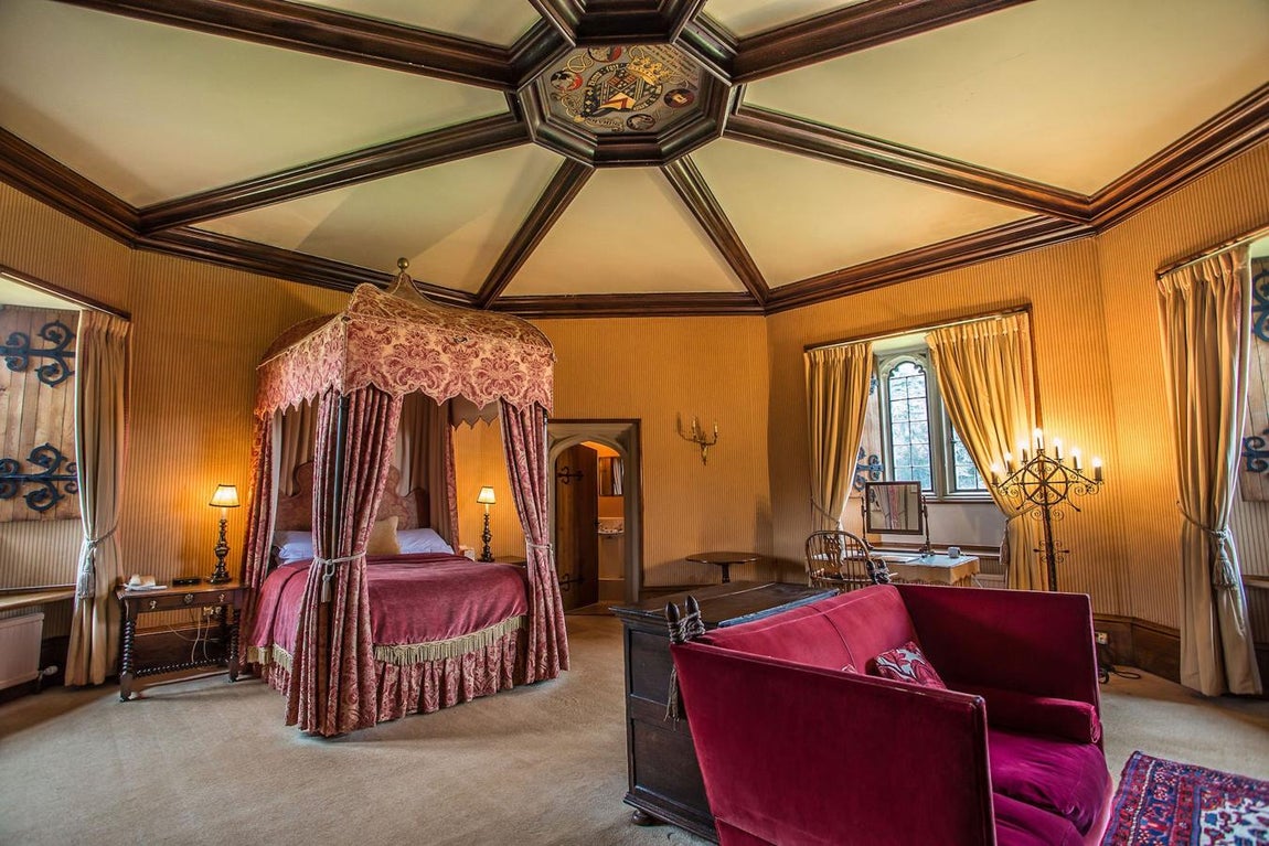 Castillo de Thornbury, Bristol. La parte más antigua del complejo data de 1.330 pero hasta 1.521 no se construiría la edificación tal y como la conocemos ahora. Fue obra del tecer duque de Buckingham y posteriormente perteneción a familias de abolengo como los Stafford