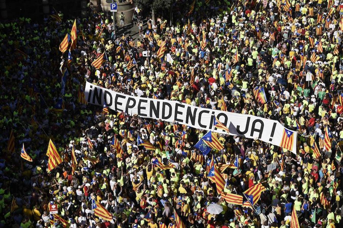 Los manifestantes con una pancarta pidiendo «Independencia ya». 