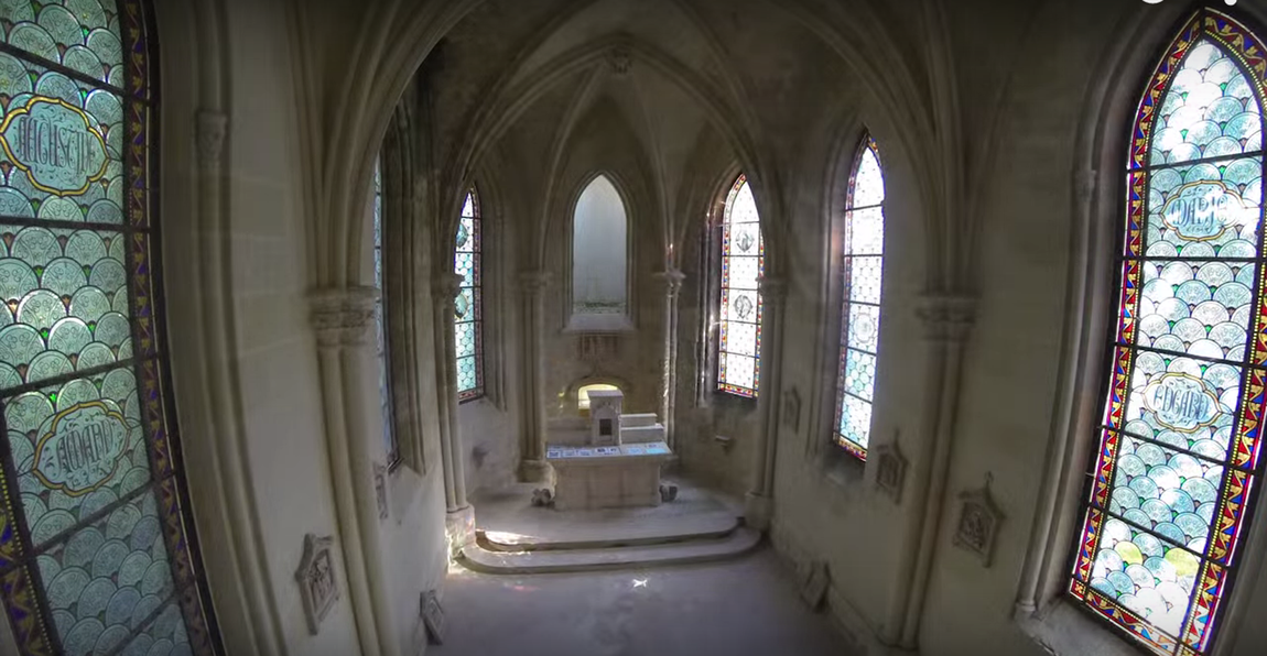 Mothe - Chandiniers, Francia. Actualmente, son tan elevados los costes de reparación, que nadie se atreve a llevar a cabo tan arriesgada empresa. Está ubicado en la ciudad de Les Troix Moutiers y se desconoce su precio oficial