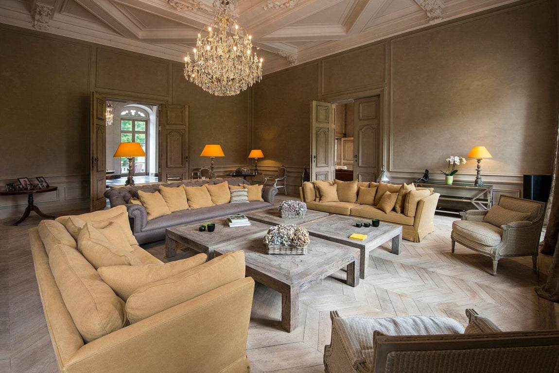 Kasteel van Olsene, Bélgica. El castillo tiene cinco dormitorios -todos ellos con su correspondiente vestidor y baño en la suite. Cuenta también con tres cocinas, sala de cine y la tecnología más puntera: desde videovigilancia de élite a lujosas soluciones de domótica. También cuenta con calefacción en el suelo, para que los inviernos sean más llevaderos