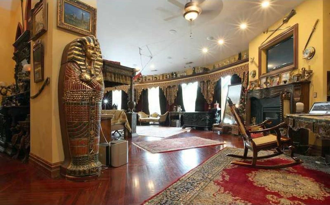 Castillo de Woodstock, Connecticut. En la imagen se muestra uno de sus salones, donde la exclusiva decoración da una idea de su potencial. El castillo, de 1.744 metros cuadrados. cuenta con 9 dormitorios, 12 chimeneas y piscina